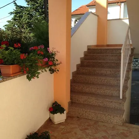 Apartment Aleksandra Malinska Exterior photo