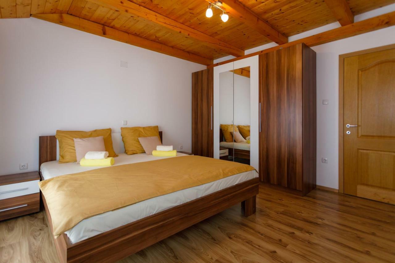 Aleksandra Apartment